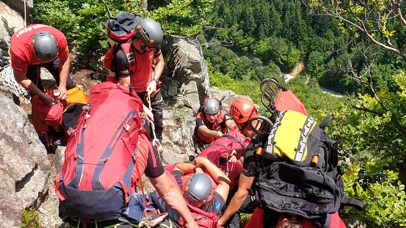 Salvamontiștii din două județe intervin pentru recuperarea a doi tineri blocați în zona unui lac din Munții Făgăraș. Ce au pățit turiștii