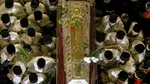 Noapte de credință și rugăciune la Iași. Credincioșii îndură vânt și ploaie și așteaptă cu orele să ajungă la Racla Sfintei Parascheva