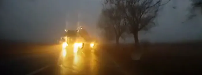 VIDEO | „Ușor, iubire”. Doi soți au fost la un pas de moarte, după ce un șofer inconștient a intrat pe contrasens și era să îi lovească frontal