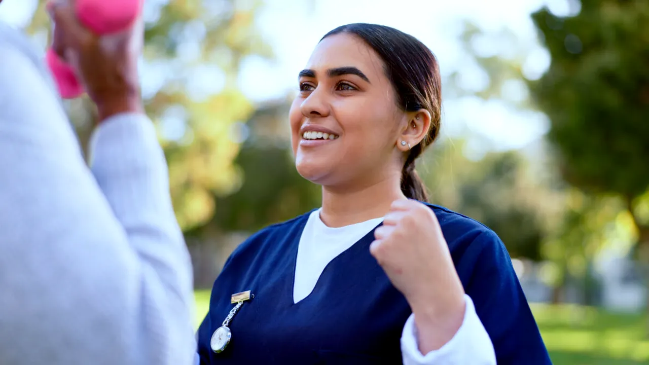 O badantă româncă în Italia a FURAT 11.200 de euro și mai multe bijuterii din casa bătrânei pe care o îngrijea