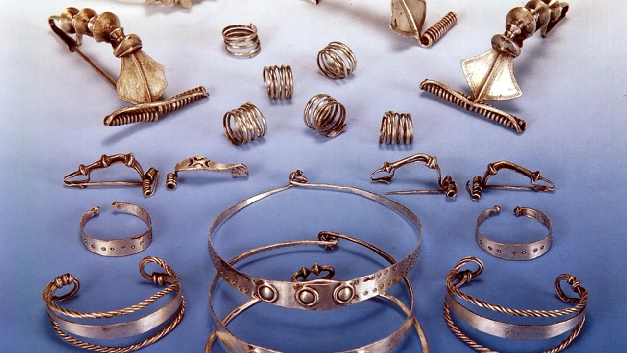 O monedă de aur și 25 de podoabe dacice din argint, recuperate de la case de licitații germane