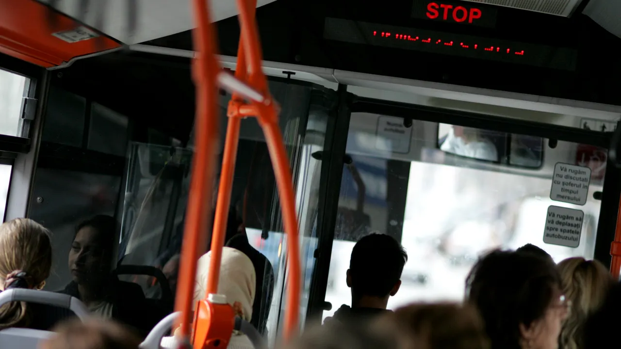 Anunțul Poliției, după ce asupra troleibuzului liniei 77 s-ar fi tras cu o armă de foc