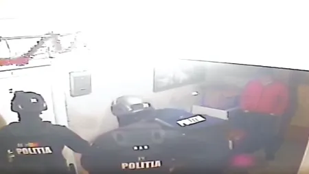 „Mi-au pus pistolul la cap, mi-au speriat copilul”. Mascații din Reșița au GREȘIT adresa unei percheziții / Reacția Poliției