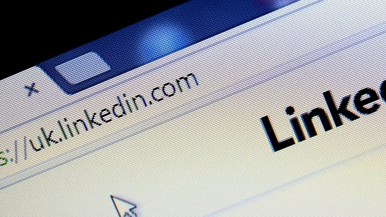 LinkedIn, dată în judecată pentru că ar fi permis ca mesajele PRIVATE ale utilizatorilor să fie FOLOSITE de terți la antrenarea AI