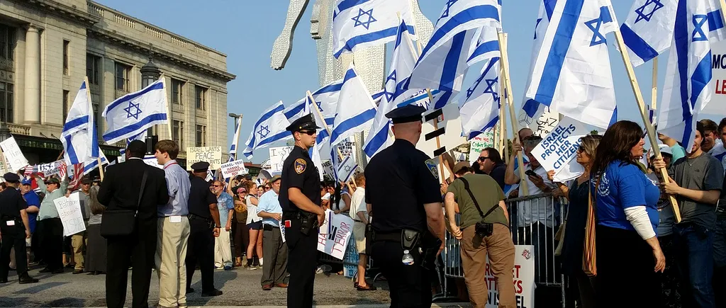 PROTEST. Israelienii au ieșit în stradă. Alianța Netanyahu - Gantz, trădare istorică! Revolta a început în Tel Aviv