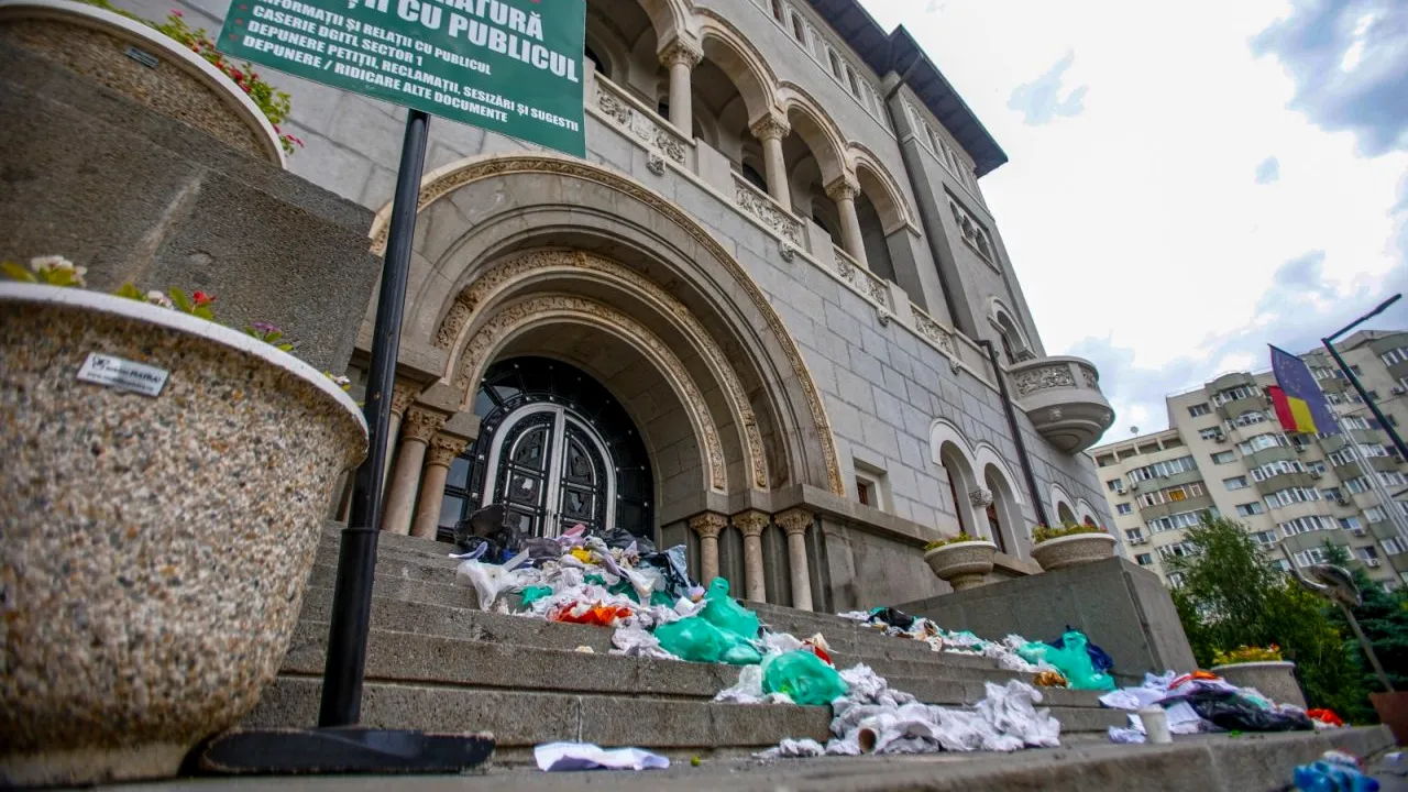 Protest la Primăria Sectorului 1. Mai mulți locuitori au lăsat saci cu gunoi pe scările instituției (FOTO)