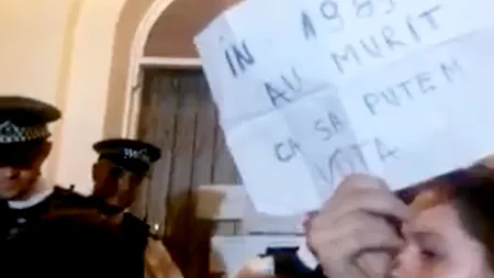 Protestul românilor de la Londra care au stat la coadă ca să voteze. „În 1989 au murit oameni ca să putem vota