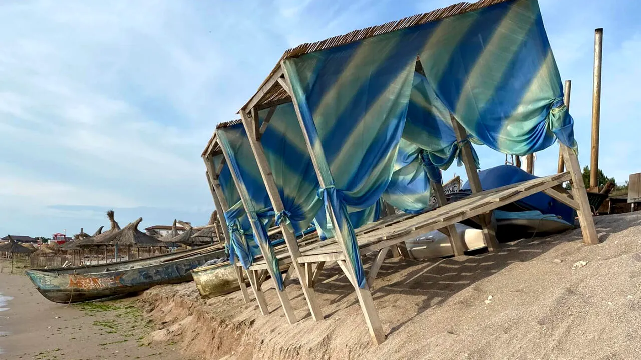 Cum a ajuns să arate plaja din Vama Veche, după furtuna de sâmbătă noapte. Imagini realizate de un turist ieri, 10 iulie 2022