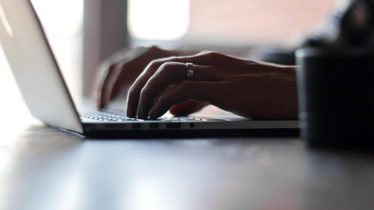 Atenție la ce scrii pe Facebook! Bărbat reținut pentru că a instigat la violențe împotriva forțelor de ordine!