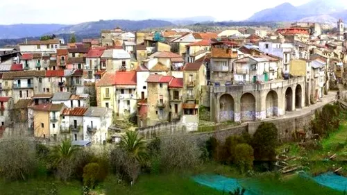 PARADIS. Cum arată orașul din Italia în care casele costă 1 euro (FOTO)