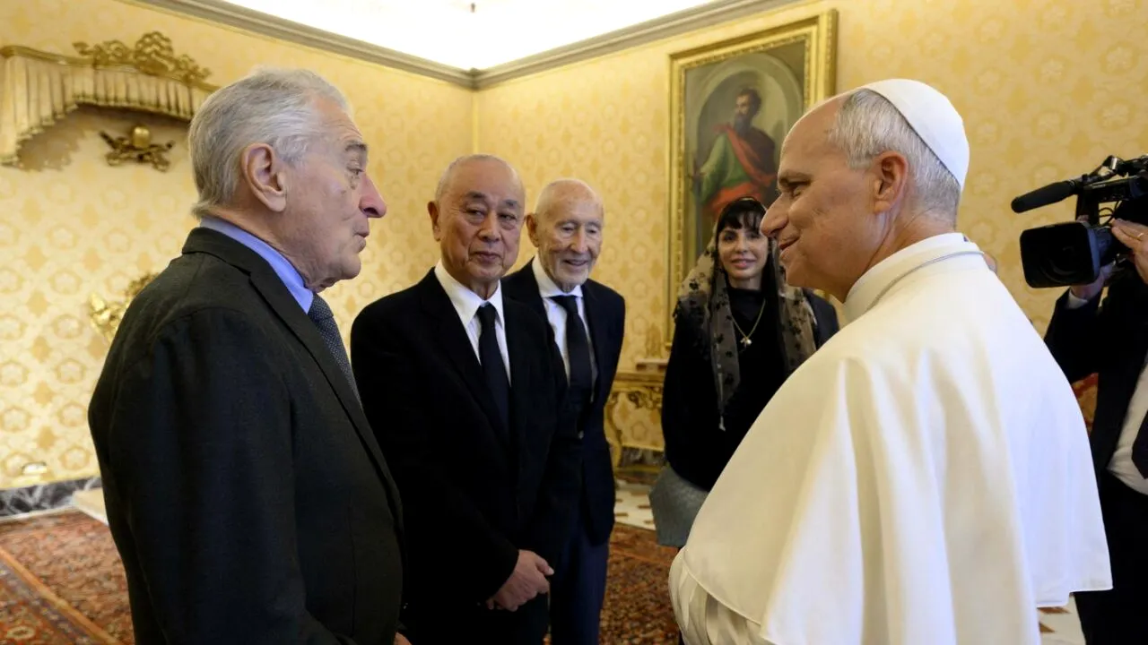 Papa Leon al XIV-lea l-a primit pe Robert de Niro la Vatican. Cum a fost onorat celebrul actor de Suveranul Pontif