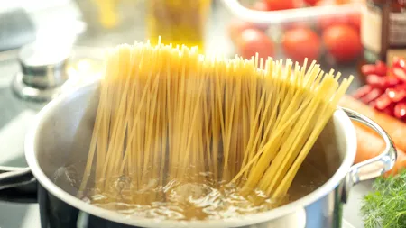 Ingredientul pe care să îl adaugi în apă pentru ca pastele să nu se mai lipească. Costă câțiva lei