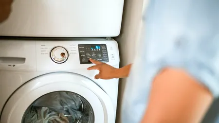 ALIMENTUL din bucătărie care îți curăță rapid calcarul din mașina de spălat. În ce compartiment trebuie să-l pui pentru o eficiență maximă