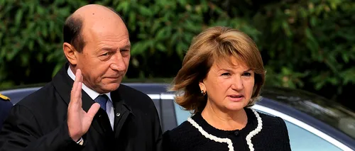 Traian Băsescu și soția sa au plecat cu elicopterul de la Covasna