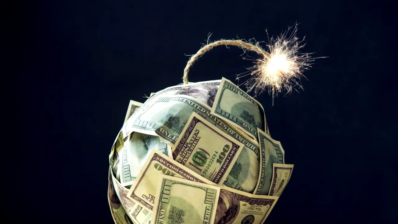 Dolarul, o bombă la un pas de explozie! Economia SUA, foarte aproape de colaps: „Tot ce au făcut după criza din 2008 a fost o greșeală!”