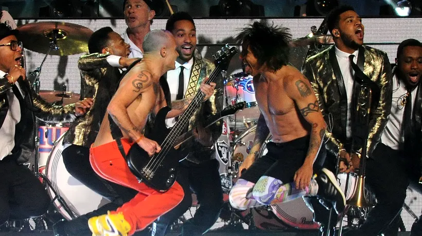 Concert anulat. Solistul trupei Red Hot Chili Peppers, dus de urgență la spital