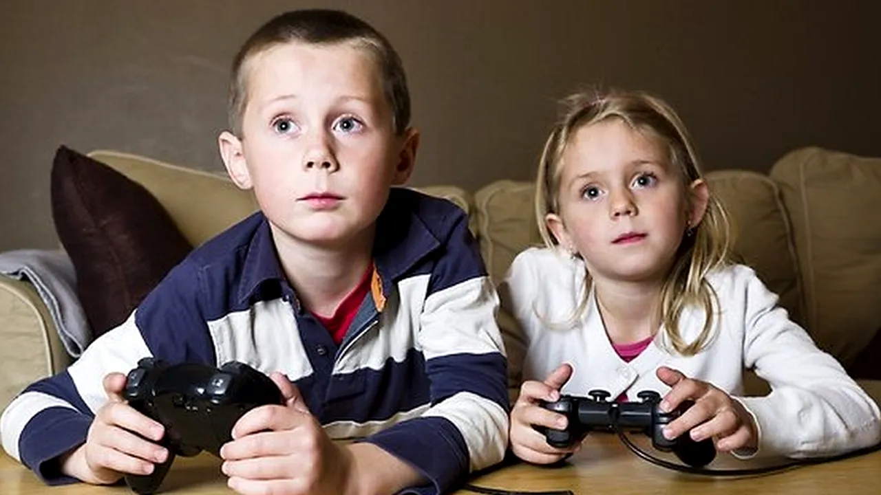 STUDIU. Copiii care petrec mai puțin timp la TV și calculator învață mai bine, sunt mai puțin violenți și prezintă un risc de obezitate mai scăzut