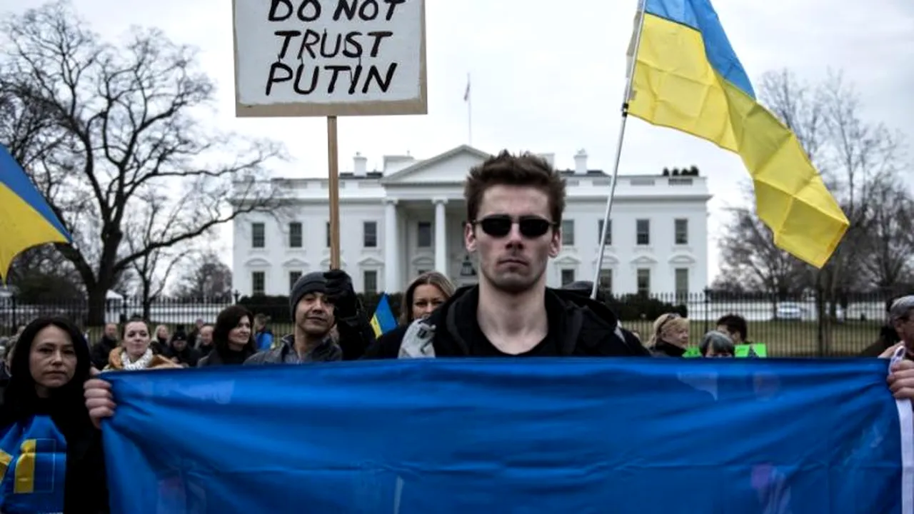 Sute de persoane protestează în apropierea Casei Albe și îi cer lui Obama să ia măsuri împotriva Rusiei