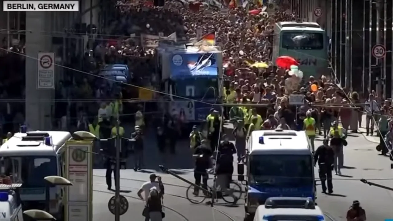 LIVE VIDEO. Poliția intervine pentru dispersarea a zeci de mii de „sceptici corona” care protestează la Berlin după ce instanța a autorizat mișcările de stradă/ Operatorii de telefonie ar fi suspendat datele mobile în zona protestului