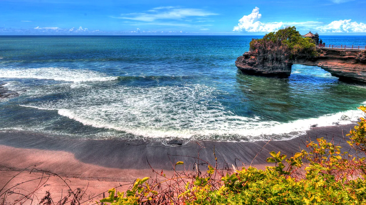 Avertizare de călătorie pentru Indonezia. Zona frecventată de turiștii români în pericol după erupția unui vulcan