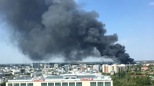 UPDATE Alertă în Capitală: Incendiu puternic la o hală din nordul orașului / ISU anuță: Nu mai există pericol de propagare la clădirile învecinate - FOTO / VIDEO 