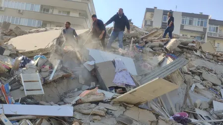 Alerta de tsunami și clădiri prăbușite în timp ce cutremurul a lovit Turcia și Grecia/ 20 de clădiri s-au prăbușit în Izmir, al treilea oraș ca mărime din Turcia