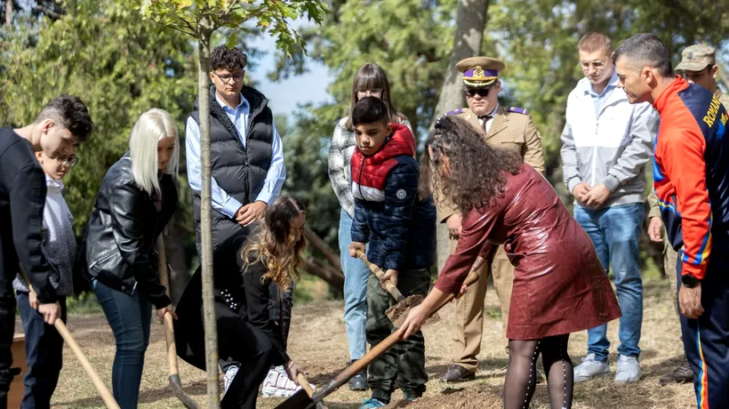 Copiii militarilor români decedați în misiuni în străinătate au plantat „Copacul păcii” | GALERIE FOTO