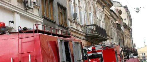 O persoană a fost evacuată pe geam, după ce zidul unei clădiri vechi din Brașov s-a prăbușit