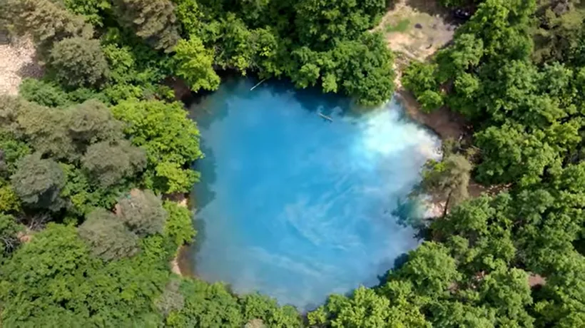 Lacul din România care își schimbă culoarea. Este unic în Europa | VIDEO