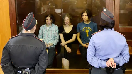 Pussy Riot a înregistrat un nou videoclip, în care dă foc unui portret al lui Putin - VIDEO