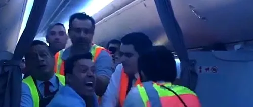 Imagini de coșmar dintr-un avion obligat să aterizeze de urgență: 40 de minute s-au chinuit să dea jos un bărbat care-și ieșise din minți