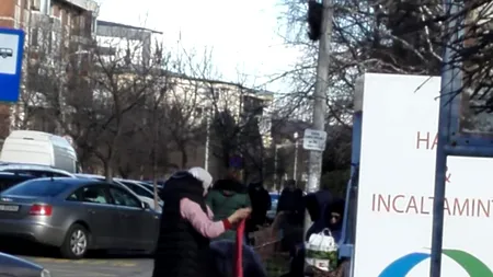 GALERIE FOTO. Haine donate pentru nevoiaşi, furate din container, la Craiova / Hoațele au plecat cu sacoșele pline