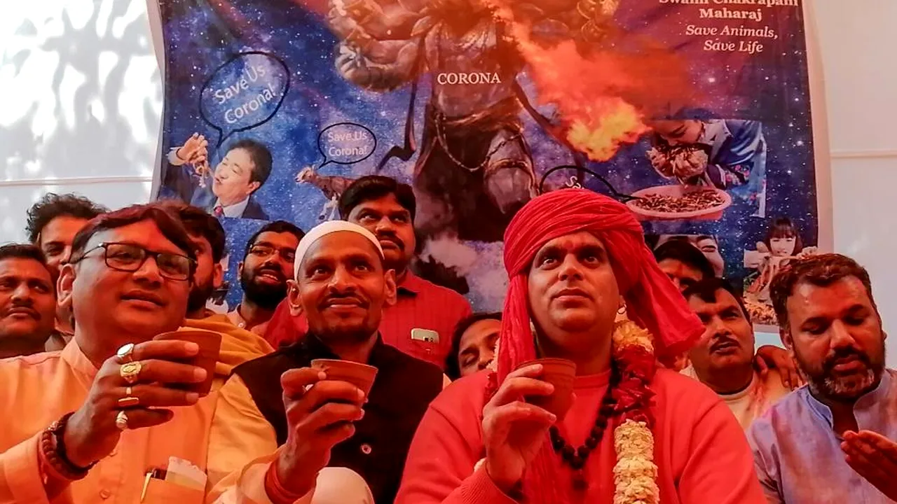 Cum luptă India cu coronavirusul. „Vaccinul” inedit pe care-l iau hindușii