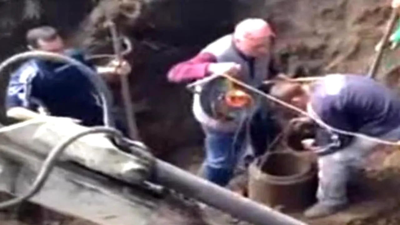 Copilul de trei ani care a căzut într-o fântână are o fractură la coloana vertebrală