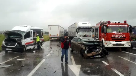 Accident grav în Timiș. Un microbuz cu 17 elevi la bord s-a ciocnit cu un autoturism
