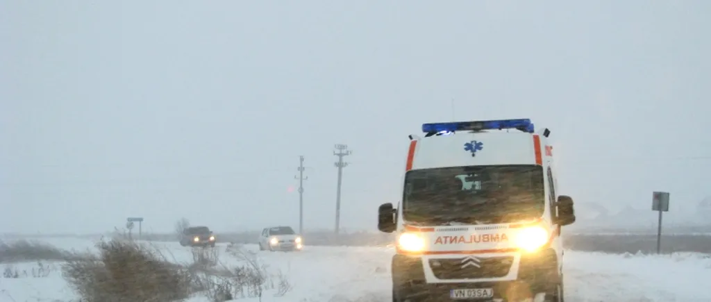 Un bărbat care avea nevoie de dializă, transportat de pompieri pe un drum acoperit de zăpadă