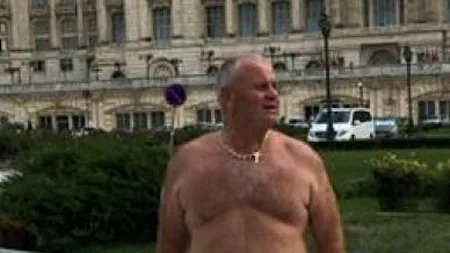 Fostul șef al Poliției Rutiere Botoșani, poză în chiloți în fața Parlamentului. Cum și-a explicat gestul