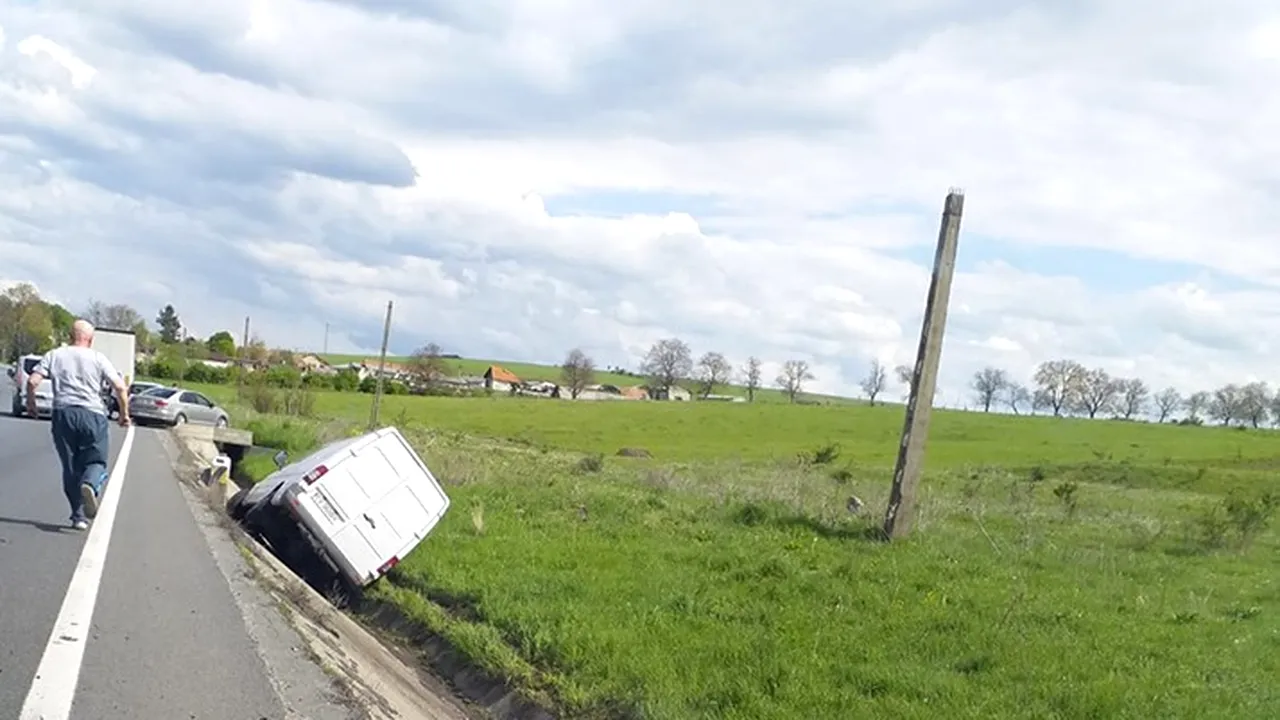 Accident grav în Cluj: Patru persoane rănite, dintre care una grav. Microbuzul în care erau a ajuns în șanț