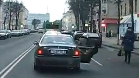 Făcea trafic cu țigări cu mașina ambasadei și invoca imunitatea pentru a evita percheziția la graniță. Ar fi scăpat, dar vameșii s-au gândit la o soluție