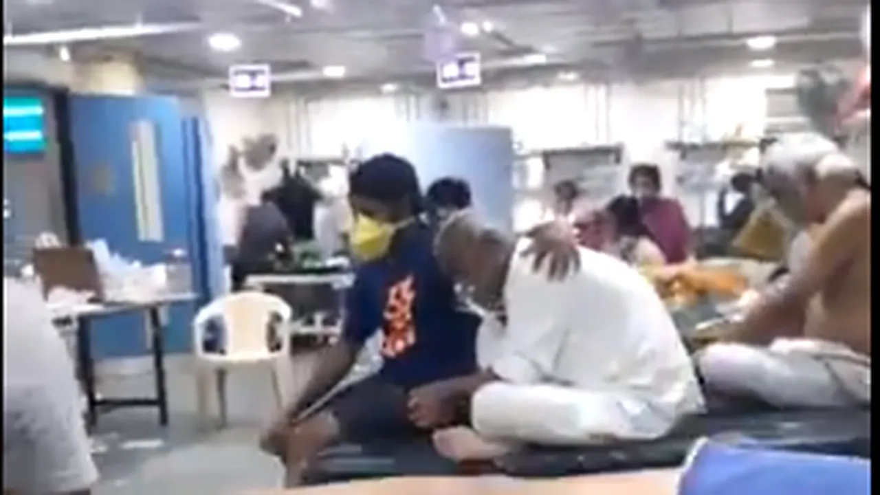 SISTEM SANITAR. Doi pacienți într-un pat, conectați la același aparat de oxigen în spitale. Asistența medicală din India este în pragul prăbușirii