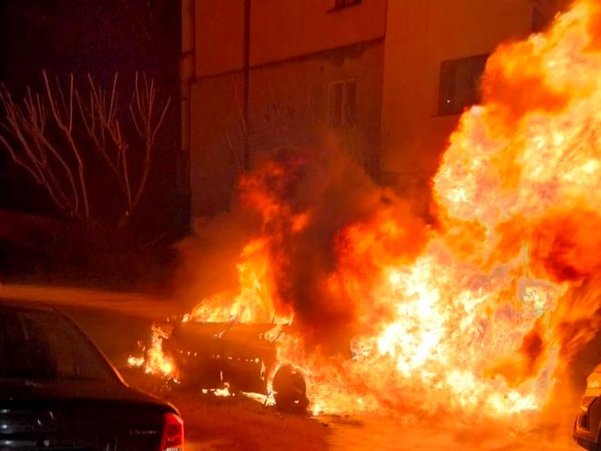 Mașină cuprinsă de flăcări, în miez de noapte. Incendiul a afectat și alte autoturisme, dar și un imobil din apropiere