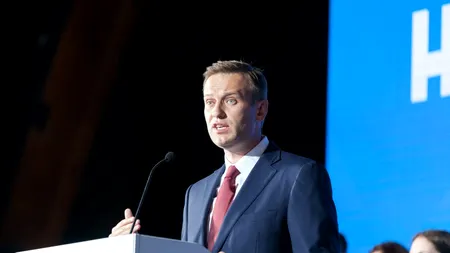 Apar noi informații despre starea de sănătate a lui Aleksei Navalnîi. Cum arăta activistul în fotografia făcută înainte de a se urca în avion | VIDEO