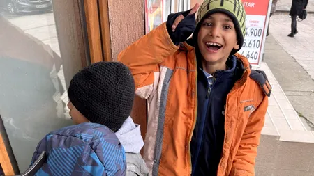 Ireal ce au făcut acești 3 copii săraci din Filiași, după ce au primit 15 lei de la angajata unei case de schimb valutar