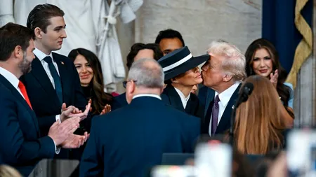 Meme pe X despre PĂLĂRIA Melaniei Trump. „Cu pălăria pe care o poartă, aproape că a suflat-o vântul”