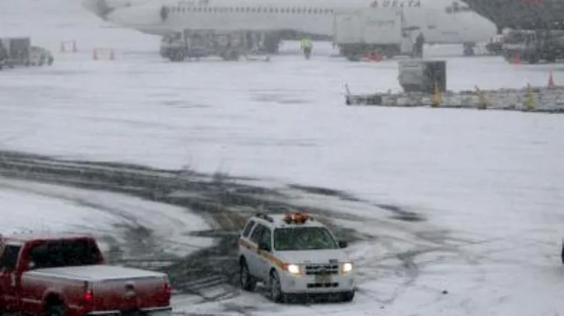 Aeroportul JFK, închis temporar după ieșirea de pe pistă a unui avion care a alunecat pe zăpadă
