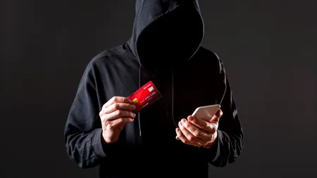 Noua escrocherie online care îi sperie pe români. Metoda „amenda” de 1.250 de lei care îți golește contul bancar