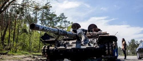 Momentul în care un tanc rusesc este complet distrus de o bombă de aviație lansată de o dronă ucraineană. VIDEO
