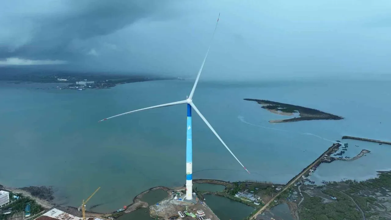 Chinezii construiesc cea mai mare turbină eoliană plutitoare din lume, instalată în ape adânci