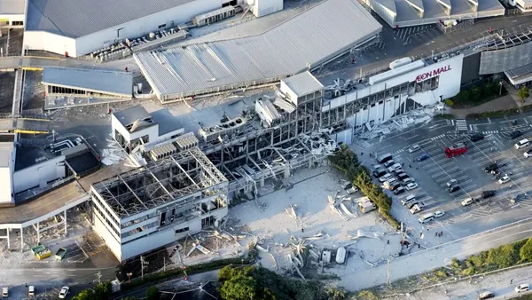 Oameni blocați într-un mall din sudul Japoniei, după o explozie provocată de cutremurul de 7,1 grade. Autoritățile vorbesc despre zeci de răniți, în urma seismului