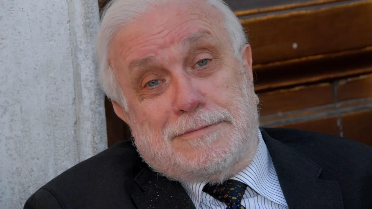 Doliu în lumea filmului. A murit Luciano De Crescenzo, scriitor și cineast italian